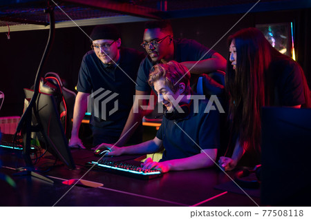 Cyber gamers broadcast live from their training ground, communicate with their fans live 77508118