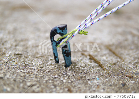 插入釘子 77509712