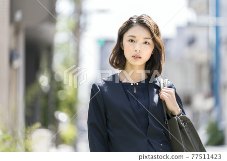 看著相機的女商人 看著相機的女商人 77511423