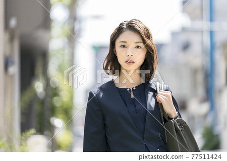 看著相機的女商人 77511424