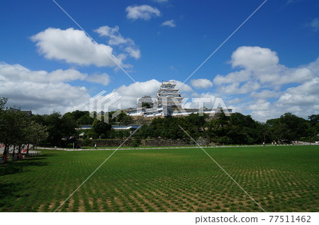 Summer Himeji Castle, a simultaneous castle tower from Sannomaru Summer Himeji Castle, a simultaneous castle tower from Sannomaru 77511462