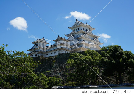 Simultaneous castle tower from Himeji Castle in summer Simultaneous castle tower from Himeji Castle in summer 77511463