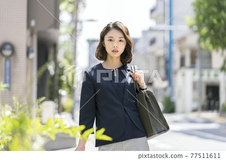 看著相機的女商人 77511611