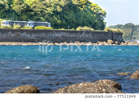 Nichinan Line Limited Express "Umisachi Yamasachi" that runs along the coastline of the fresh green mountains and the clear sea Nichinan Line Limited Express "Umisachi Yamasachi" that runs along the coastline of the fresh green mountains and the clear sea 77511849