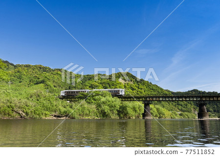 日南線特快“Umisachi Yamasachi”跨越藍天、新綠和河流的鐵橋 日南線特快“Umisachi Yamasachi”跨越藍天、新綠和河流的鐵橋 77511852