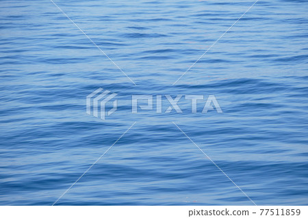 The sea surface where the blue sky is reflected 77511859