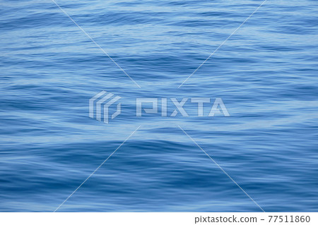 The sea surface where the blue sky is reflected 77511860