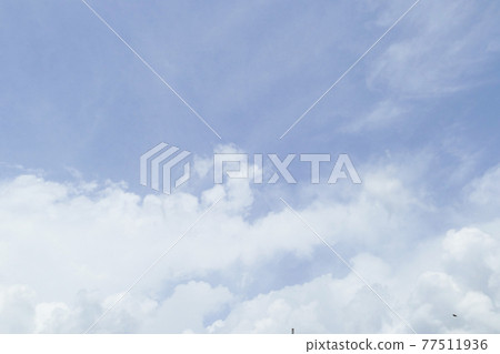 柔和的淡藍色天空和雲彩 天空背景 天空和雲彩 柔和的淡藍色天空和雲彩 天空背景 天空和雲彩 77511936