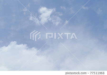 柔和的淡藍色天空和雲彩 天空背景 天空和雲彩 柔和的淡藍色天空和雲彩 天空背景 天空和雲彩 77511968