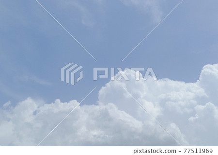 柔和的淡藍色天空和雲彩 天空背景 天空和雲彩 柔和的淡藍色天空和雲彩 天空背景 天空和雲彩 77511969