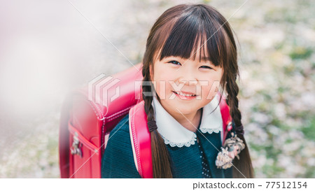 Elementary school entrance 77512154