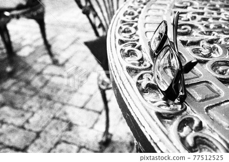Black-and-white photography of glasses 77512525