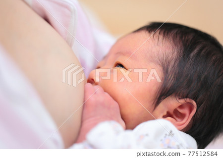 媽媽餵養新生嬰兒 77512584