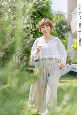 Girl running in the garden 77512652