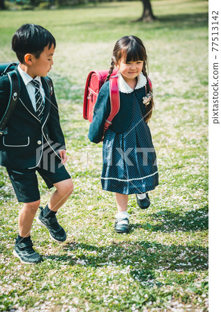 Elementary school entrance Elementary school entrance 77513142