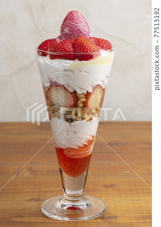 Strawberry parfait 77513192