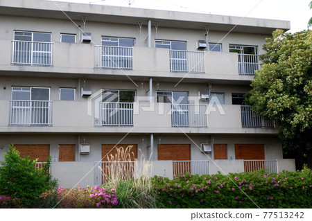 A ruined residential complex 77513242