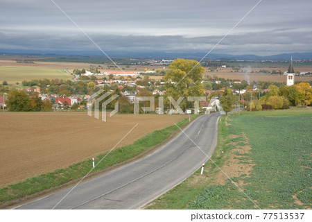 馬路對面的田野景色無與倫比。 馬路對面的田野景色無與倫比。 77513537