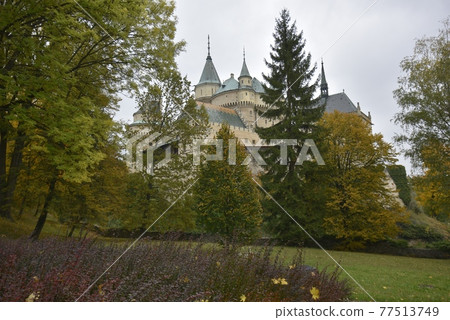 夢幻浪漫的濱尼切城要塞的公園景觀。 夢幻浪漫的濱尼切城要塞的公園景觀。 77513749