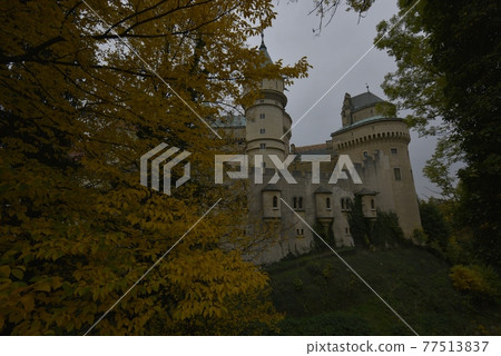 美麗的秋天楓之間遙山切城要塞。 77513837