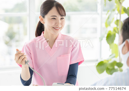 測量內科病人血壓的護士（女） 77514674
