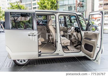 Photographing the interior of a high-tall wagon type mini vehicle from the right side Photographing the interior of a high-tall wagon type mini vehicle from the right side 77516767