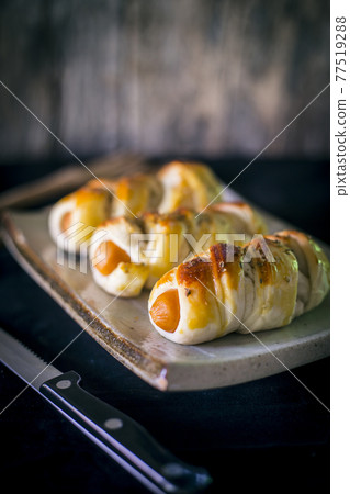 be tasty sausage bread on plate be tasty sausage bread on plate 77519288