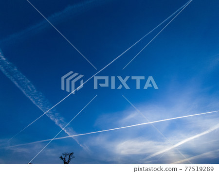 Intricate contrails 77519289