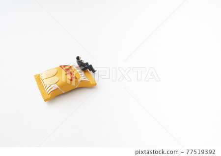 Image of middle-aged men who can't stop snacking Image of middle-aged men who can't stop snacking 77519392