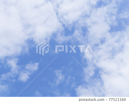柔和的淡藍色天空和雲彩 天空背景 天空和雲彩 77521160