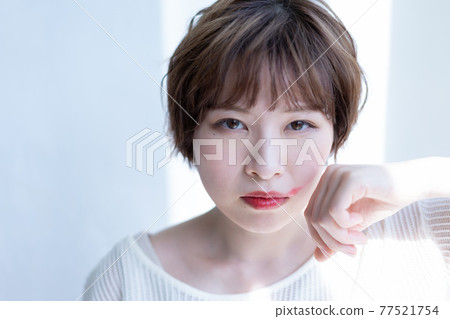 抹口紅的無性別 LGBT 女人 抹口紅的無性別 LGBT 女人 77521754