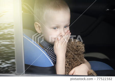 The child was rocked in a car seat. The boy suffers from kinetosis and motion sickness. The concept of motion sickness and vomiting in the car The child was rocked in a car seat. The boy suffers from kinetosis and motion sickness. The concept of motion sickness and vomiting in the car 77522382