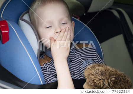 The child was rocked in a car seat. The boy suffers from kinetosis and motion sickness. The concept of motion sickness and vomiting in the car The child was rocked in a car seat. The boy suffers from kinetosis and motion sickness. The concept of motion sickness and vomiting in the car 77522384