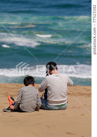 在鳥取沙丘放鬆的父母和孩子 在鳥取沙丘放鬆的父母和孩子 77523382