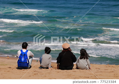 在鳥取沙丘放鬆的父母和孩子 在鳥取沙丘放鬆的父母和孩子 77523384