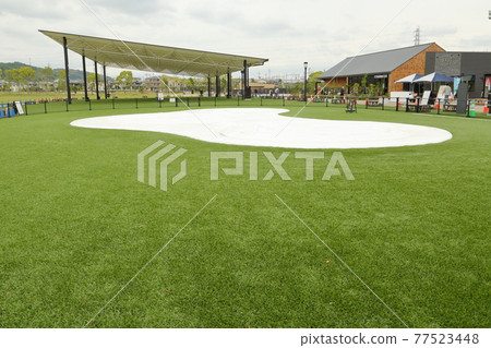 Aman Ruins Park, Takatsuki City, Osaka Prefecture. The roof and open lawn area of Aman Ruins Park stand out against the blue sky. 77523448