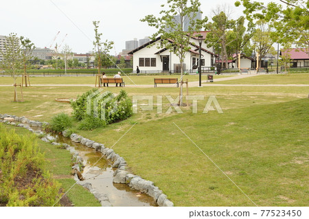 大阪府高槻市安縵遺址公園。安縵遺址公園的屋頂和開闊的草坪在藍天的映襯下格外醒目。 大阪府高槻市安縵遺址公園。安縵遺址公園的屋頂和開闊的草坪在藍天的映襯下格外醒目。 77523450
