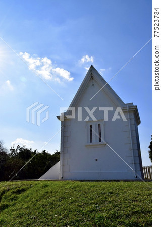 山上一座可愛的白色小教堂 77523784