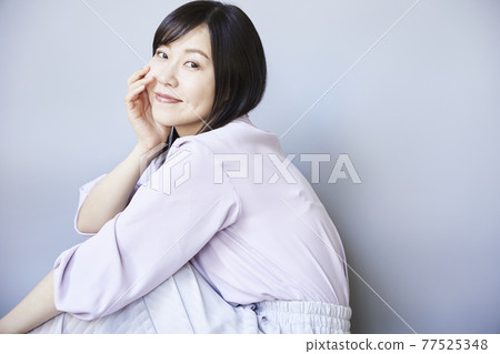 female, lady, woman 77525348