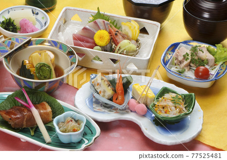 Japanese kaiseki cuisine with serving 77525481