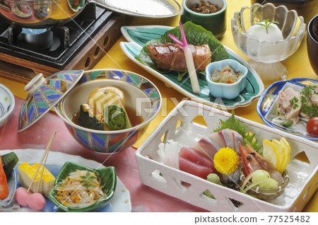 Japanese kaiseki cuisine with serving 77525482