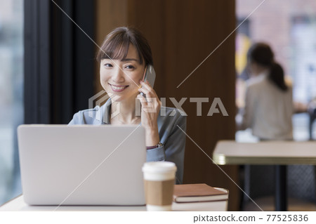 在咖啡館工作的女商人 77525836