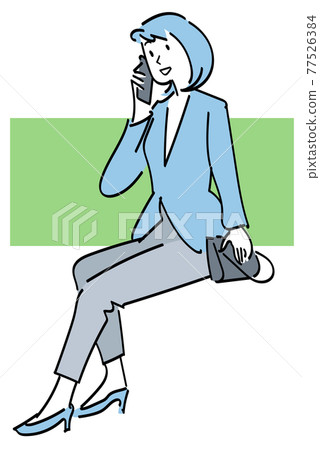 辦公室女士坐在智能手機上聊天 辦公室女士坐在智能手機上聊天 77526384