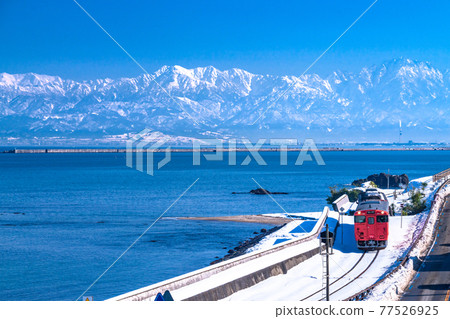 《Toyama Prefecture》 Winter Tateyama mountain range and Himi line / superb view local line 77526925