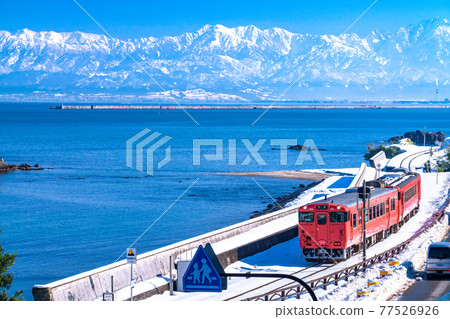《Toyama Prefecture》 Winter Tateyama mountain range and Himi line / superb view local line 《Toyama Prefecture》 Winter Tateyama mountain range and Himi line / superb view local line 77526926