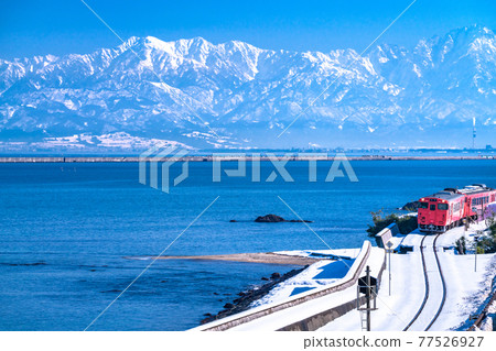 《Toyama Prefecture》 Winter Tateyama mountain range and Himi line / superb view local line 77526927