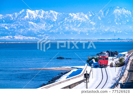《Toyama Prefecture》 Winter Tateyama mountain range and Himi line / superb view local line 77526928