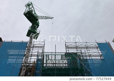 Image of lifting equipment at a condominium construction site 77527649