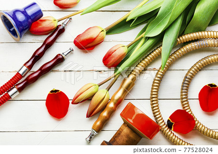 Smoking shisha with floral aroma 77528024