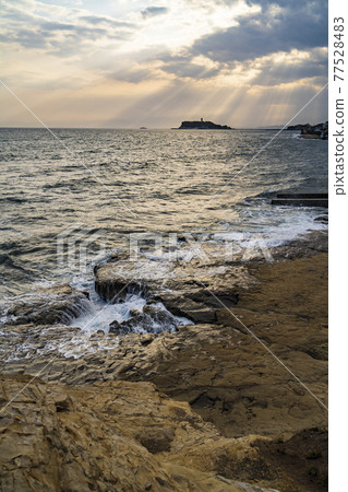 燈火通明的江之島[神奈川縣鎌倉市稻村崎] 77528483
